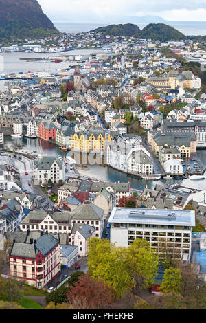 Blick auf die Stadt von Alesund auf die norwegische Küste Stockfoto