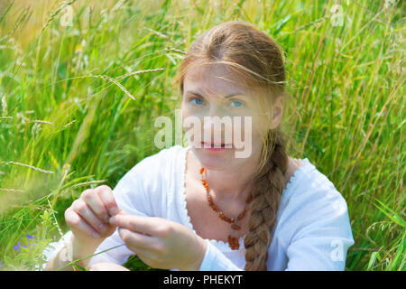 Hübsche junge Frau auf dem Feld Stockfoto