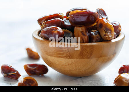 Süße getrocknete Datteln in eine hölzerne Schüssel. Stockfoto