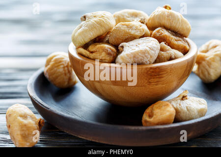 Süße getrocknete Feigen in eine hölzerne Schüssel. Stockfoto