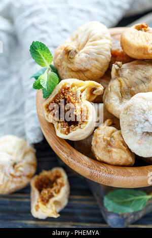 Getrocknete Feigen und Minze in eine hölzerne Schüssel. Stockfoto