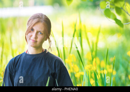 Hübsche Frau auf dem grünen Feld Stockfoto