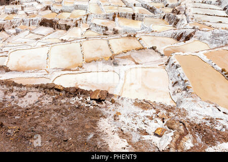 Das Salz verdampft Teich bei Maras (Salinas de Maras) in der Nähe von Cusco, Peru Stockfoto