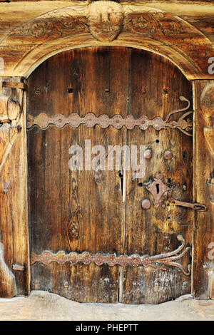 Schöne alte Holztür am alten Holz Blockhaus Stockfoto