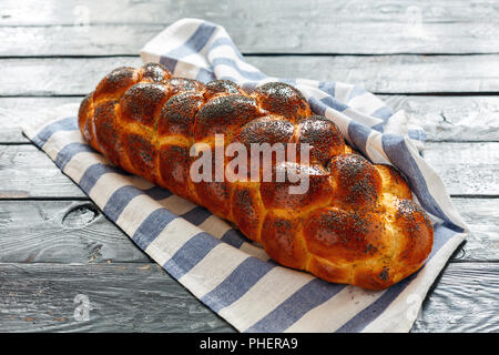 Hausgemachtes Brot challah mit Mohn. Stockfoto