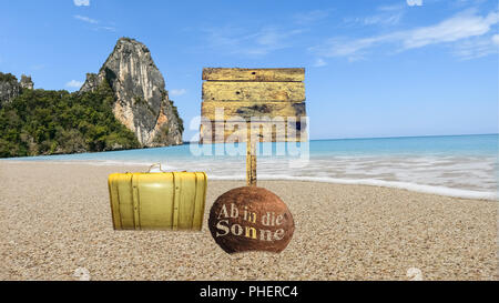 Holzschild am Strand Stockfoto