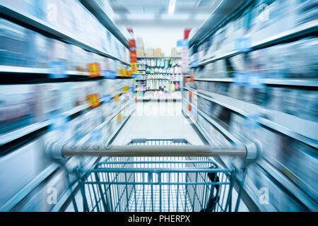 Warenkorb und Supermarkt Stockfoto