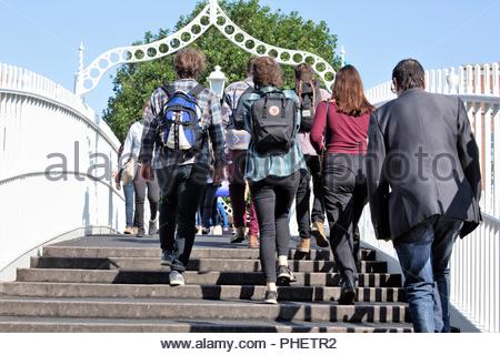 Personen, die Ha'Penny Bridge in Dublin, wie die Anzahl der Touristen in Irland steigt weiter Stockfoto