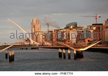 Die Schönheit eines Dubliner Sonnenuntergang wie ein Licht geht auf den Fluss Liffey und die Samuel Beckett Brücke Stockfoto