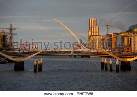 Die Schönheit eines Dubliner Sonnenuntergang wie ein Licht geht auf den Fluss Liffey und die Samuel Beckett Brücke Stockfoto