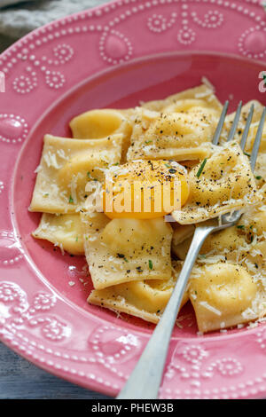 Leckere Ravioli mit Parmesan und Eigelb. Stockfoto