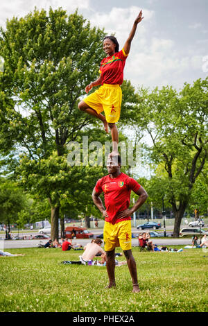 Afrikanische paar Durchführung Akrobatik Show vor Publikum in Mount Royal Park, Montreal, Quebec, Kanada Stockfoto