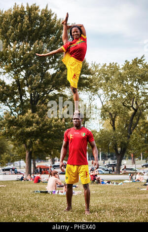 Afrikanische paar Durchführung Akrobatik Show vor Publikum in Mount Royal Park, Montreal, Quebec, Kanada Stockfoto