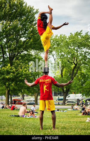 Afrikanische paar Durchführung Akrobatik Show vor Publikum in Mount Royal Park, Montreal, Quebec, Kanada Stockfoto