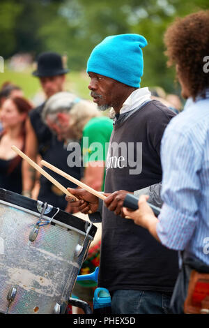 African American Male spielen Rhythmus auf einer Trommel bei Tam Tams Festival in Mount Royal Park, Montreal, Quebec, Kanada. Stockfoto