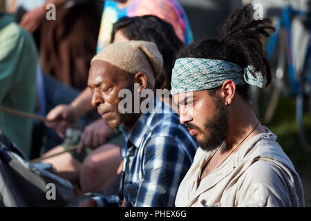 Montreal, Kanada - Juni, 2018. Portrait einer jungen Hübschen spanischer Latino und ein afrikanischer amerikanischer Mann sitzen in einem öffentlichen Raum. Multikulturelle soci Stockfoto