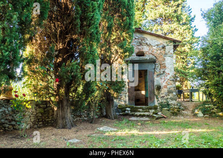 Garten Kapelle auf einem Bauernhof in der Ortschaft Borgo a Mozzano in der Provinz Lucca in der Toskana, Italien Stockfoto