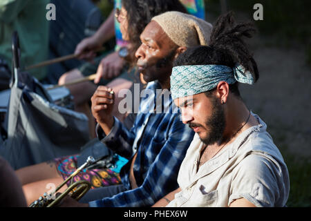 Montreal, Kanada - Juni, 2018. Portrait einer jungen Hübschen spanischer Latino und ein afrikanischer amerikanischer Mann Trompeter nebeneinander sitzen. Mu Stockfoto