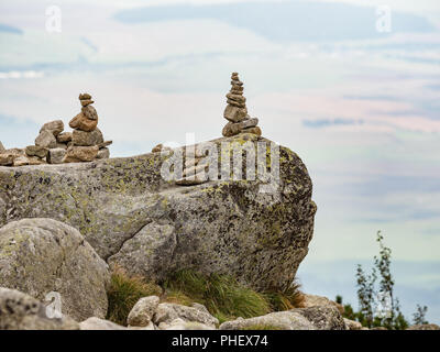 Stein Pyramiden in der Hohen Tatra. Skalnate Pleso in der hohen Tatra, Slowakei Stockfoto