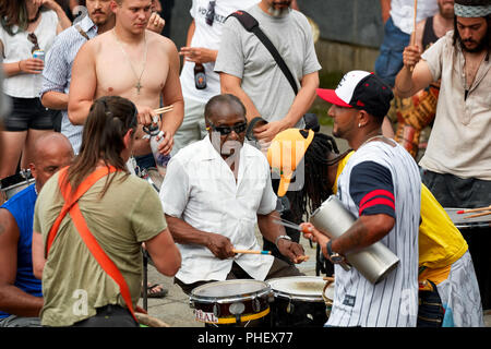 Gruppe der afrikanischen amerikanischen, Latein, und kaukasische Drummer und Percussionisten bei Tam Tams Festival in Mount Royal Park, Montreal, Quebec, Kanada spielen Stockfoto