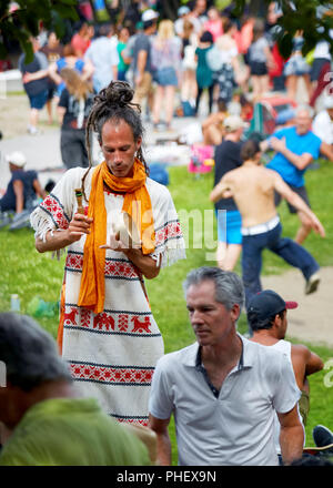 Junge neue alter Buddhistischer Kater mit einem Mörser und Stößel Grinder bei Tam Tams Festival in Mount Royal Park, Mont Stockfoto