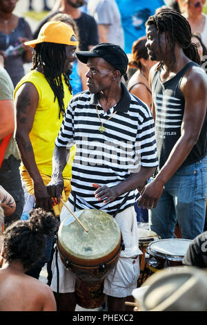 African American männlichen Schlagzeuger spielen seiner djembe Bongo bei Tam Tams Festival in Mount Royal Park, Montreal, Quebec, Kanada drum. Stockfoto