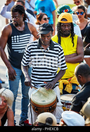 African American männlichen Schlagzeuger spielen seiner djembe Bongo bei Tam Tams Festival in Mount Royal Park, Montreal, Quebec, Kanada drum. Stockfoto