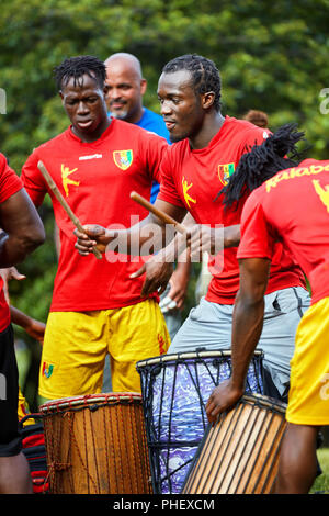 Montreal, Kanada - Juni, 2018. African American männlichen Schlagzeuger spielen Djembe und Basstrommel Schlagzeug bei Tam Tams Festival in Mount Royal Park, Montreal, Stockfoto