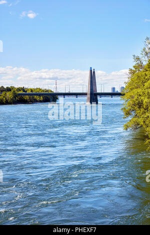 Pont des iles Brücke am St. Lawrence River in Montreal, Quebec, Kanada. Stockfoto