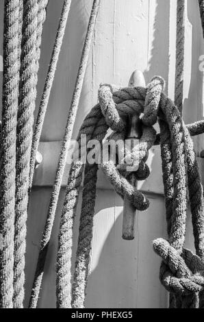 Auf dem Deck von einem alten Segelschiff Rigging Stockfoto