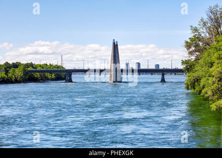 Pont des iles Brücke am St. Lawrence River in Montreal, Quebec, Kanada. Stockfoto