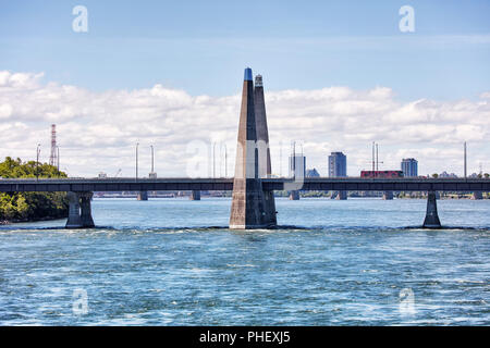 Pont des iles Brücke am St. Lawrence River in Montreal, Quebec, Kanada. Stockfoto