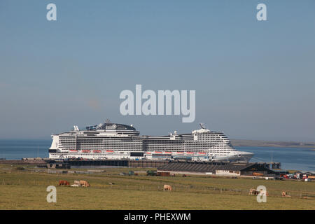 Das Kreuzfahrtschiff MSC Meraviglia mit bis zu 5.000 Passagieren in einer tiefen Wasser Liegeplatz am Stadtrand von Kirkwall, Orkney günstig Stockfoto