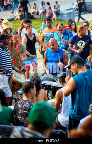 Afrikanische amerikanische Schlagzeuger und Perkussionisten vor Publikum bei Tam Tams Festival in Mount Royal Park, Montreal, Quebec, Kanada spielen. Stockfoto