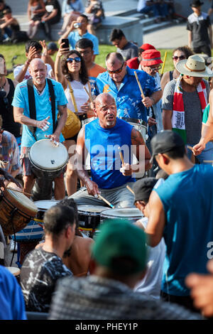 Afrikanische amerikanische Schlagzeuger und Perkussionisten vor Publikum bei Tam Tams Festival in Mount Royal Park, Montreal, Quebec, Kanada spielen. Stockfoto