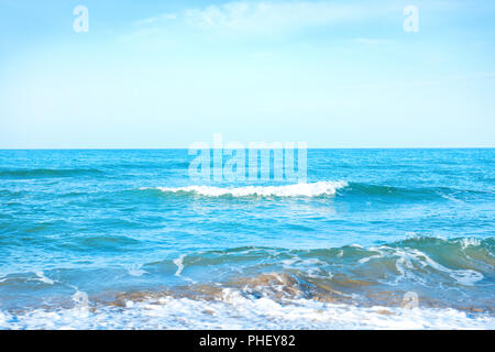 Wellen auf das blaue Meer Stockfoto