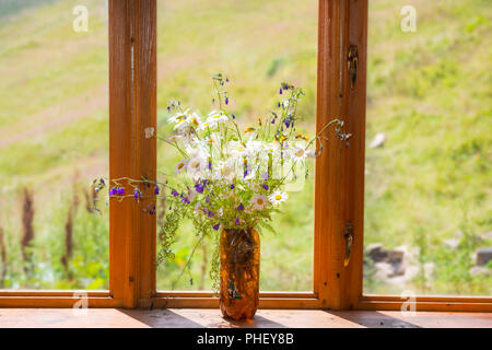 Blumenstrauß aus den weißen Gänseblümchen auf Fensterbank Stockfoto