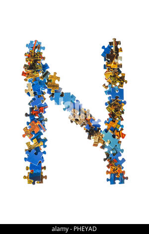 Buchstabe N aus Puzzleteile Stockfoto