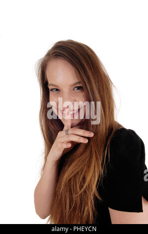 Frau mit einem Finger über den Mund Stockfoto