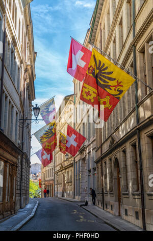 26. August 2018 - Genf, Schweiz. Malerische Straße mit Fahnen und alter Architektur Häuser in der schönen Altstadt. Stockfoto