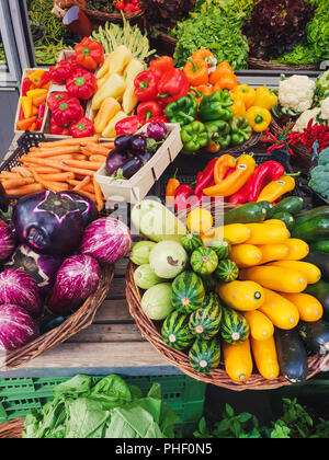 Von oben nach unten Blick auf bunte Gemüse auf einem Markt Stockfoto