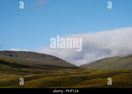 Hügel in den schottischen Highlands an einem klaren Sommer, mit Tiefliegenden cloud. Am frühen Morgen in der Nähe von Inverness von Caledonia nachtzug fotografiert. Stockfoto