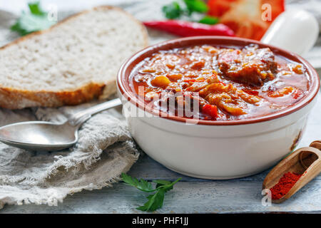 Dicke Fleischsuppe mit Paprika. Ungarische Küche. Stockfoto