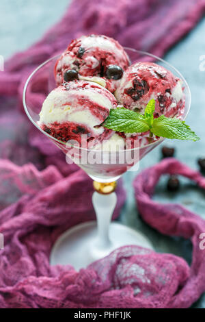 Hausgemachtes Vanilleeis mit schwarzen Johannisbeeren. Stockfoto