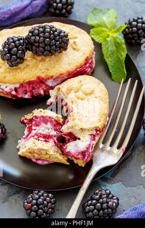 Hausgemachtes Eis cookie Sandwich mit Blackberry. Stockfoto