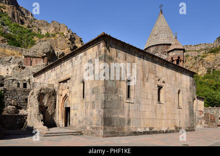 Armenien, Geghard Kloster in der Nähe von Jerewan ist ein mittelalterliches Kloster in der Provinz Jerewan, Armenien, teilweise geschnitzt, aus dem angrenzenden Doppelzi. Stockfoto