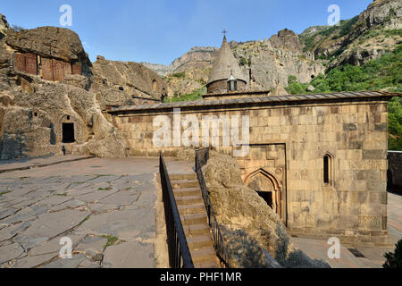 Armenien, Geghard Kloster in der Nähe von Jerewan ist ein mittelalterliches Kloster in der Provinz Jerewan, Armenien, teilweise geschnitzt, aus dem angrenzenden Doppelzi. Stockfoto