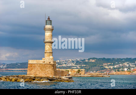 Der alte Leuchtturm im Hafen von Chania auf der Insel Kreta. Griechenland Stockfoto