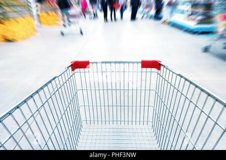 Leeren Wagen im Supermarkt Stockfoto