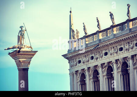 Die Statue des hl. Theodoros und Dogenpalast in Venedig Stockfoto